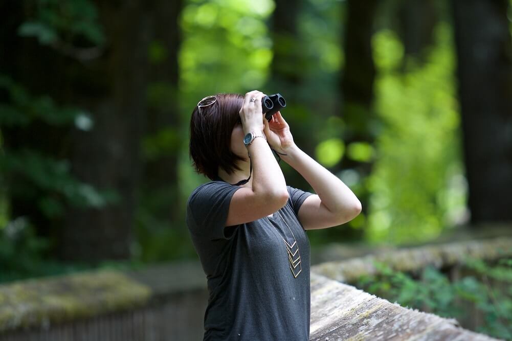 mujer observando aves